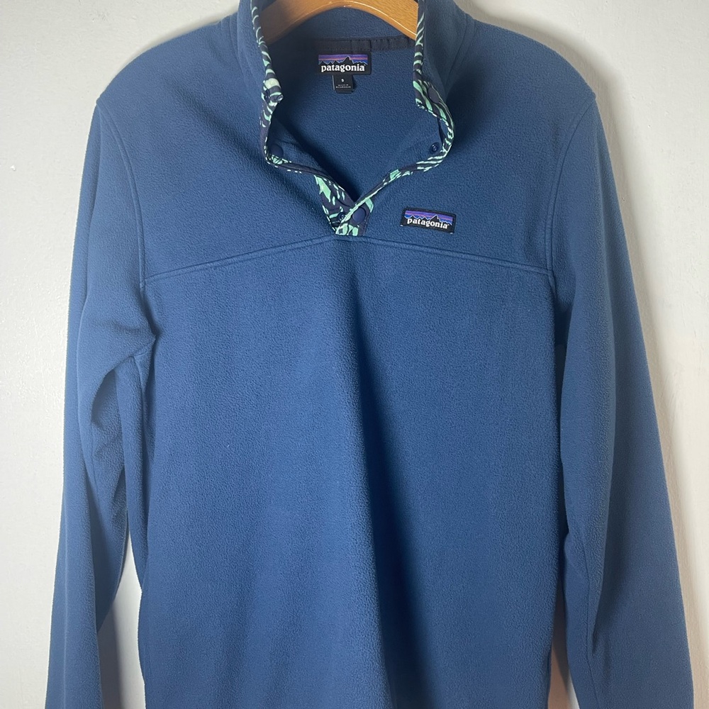 Patagonia Navy Blue V-Neck Fleece Pullover with Patterned Trim Size: S